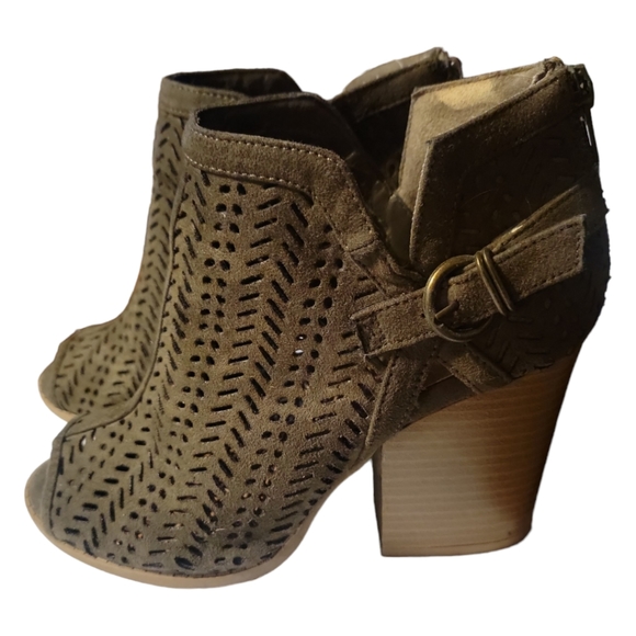 Charlotte Russe 3.5" Chunky Heeled Open Toe Boots  Vegan Leather Perforated Sz 6 - Picture 3 of 9